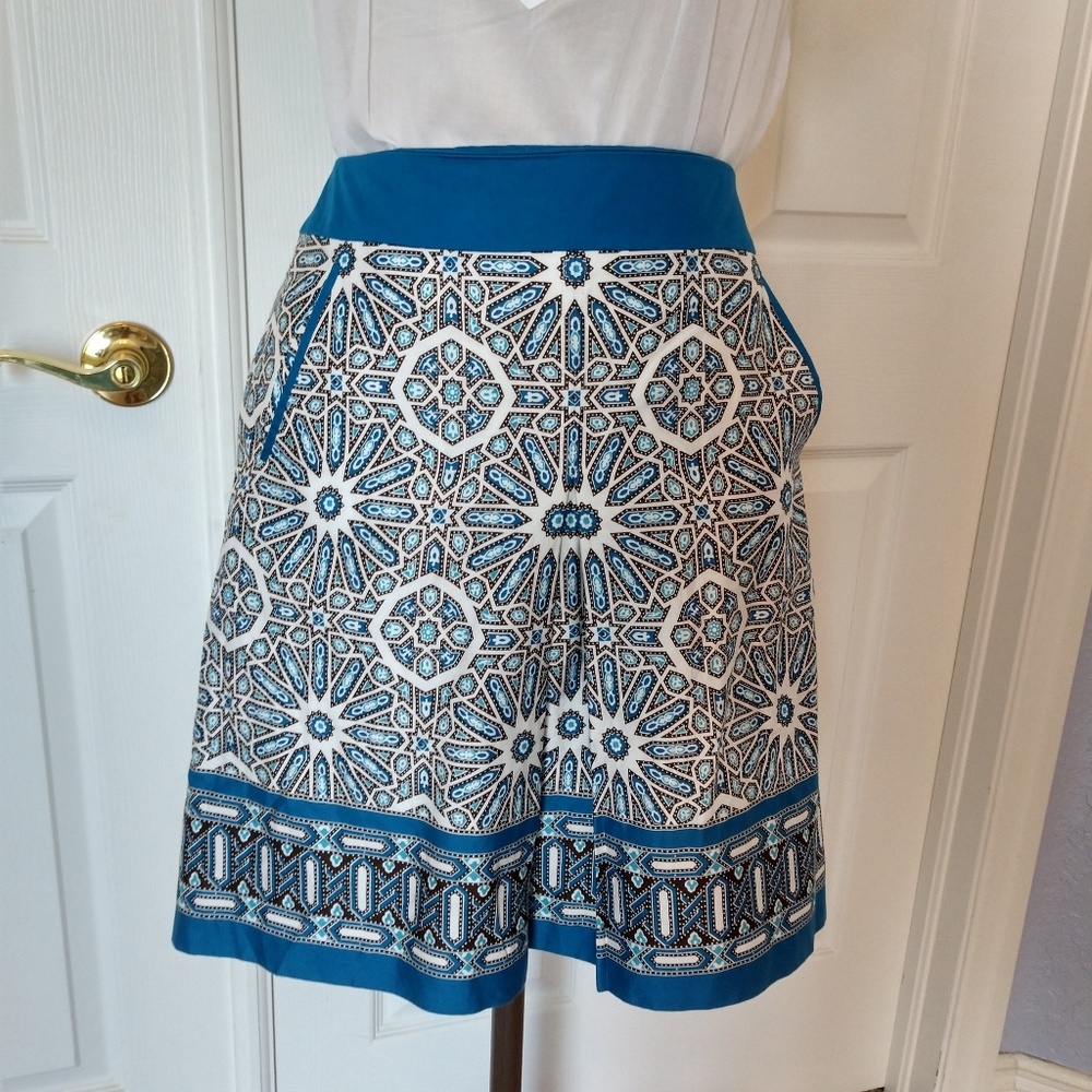 ANN TAYLOR Blue White Medallion Print Inverted Ple